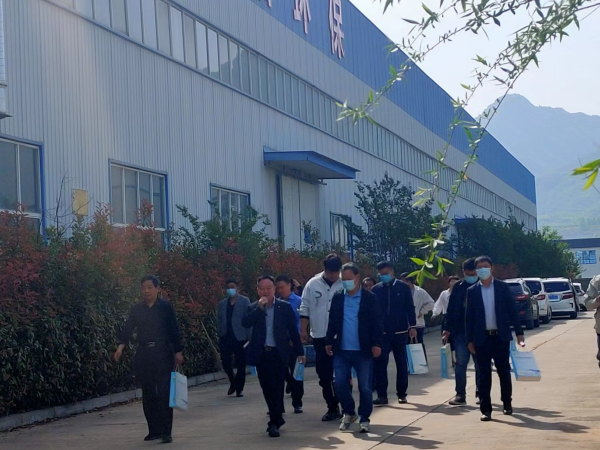 嵩縣產(chǎn)業(yè)集聚區(qū)制造業(yè)觀摩團來我公司考察